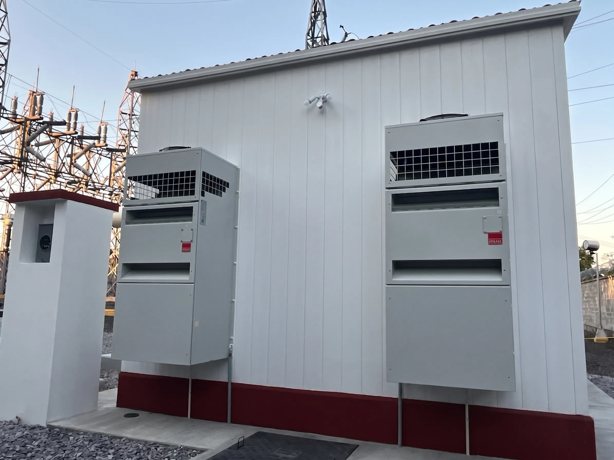 Dos equipos Stulz instalados en fachada de shelter